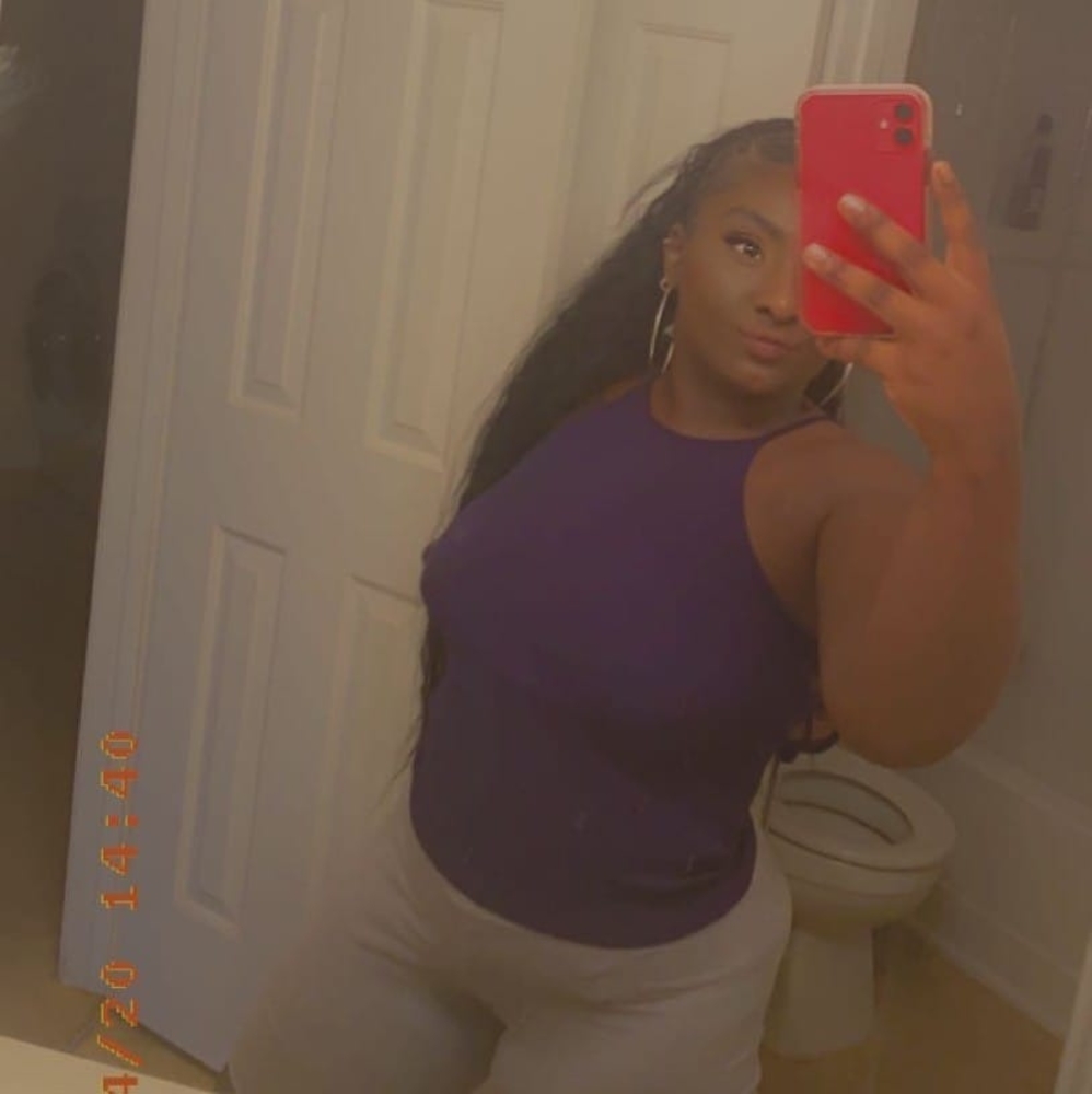 Meet your Posher, Dominique